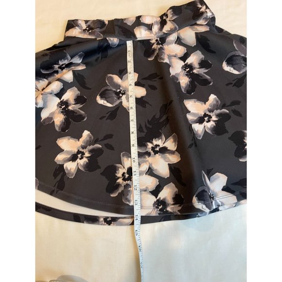 Hollister California Womens Floral Scuba Skater Skirt Black White Size Small - Picture 4 of 6